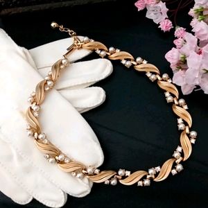 Vintage Trifari gold tone necklace.